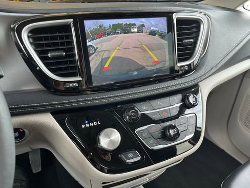 Used 2024 Chrysler Pacifica Limited FWD image 25