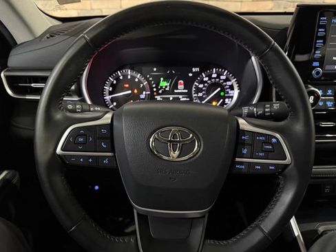 Used 2022 Toyota Highlander XLE AWD/4WD image 17