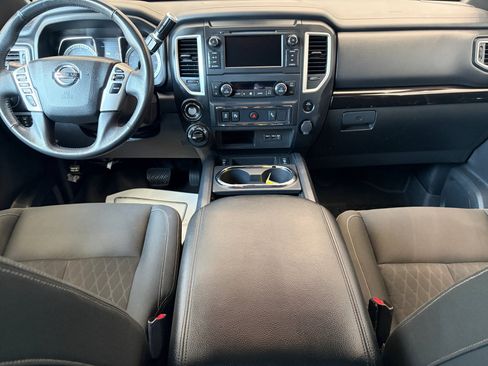 Used 2019 Nissan Titan SV w/ SV Convenience Package AWD/4WD image 17