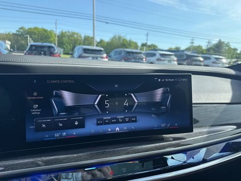 Used 2026 BMW 760i xDrive w/ Executive Package AWD/4WD image 15
