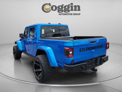 Used 2023 Jeep Gladiator Overland AWD/4WD image 2