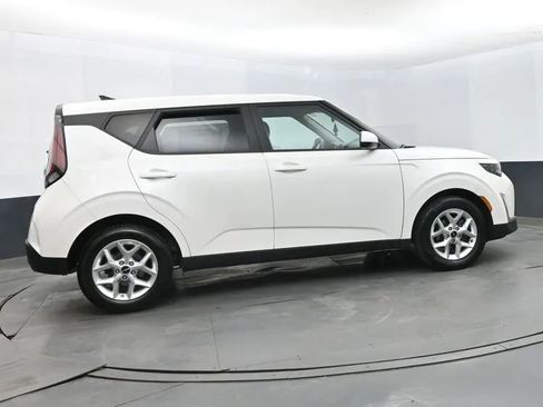 Used 2025 Kia Soul LX w/ LX Technology Package FWD image 4