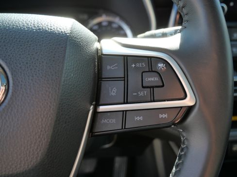 Certified 2024 Toyota Highlander XLE AWD/4WD image 29