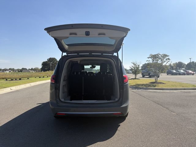 Used 2023 Chrysler Pacifica Touring-L FWD image 18