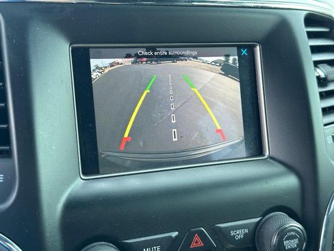 Used 2018 Jeep Grand Cherokee Laredo AWD/4WD image 21