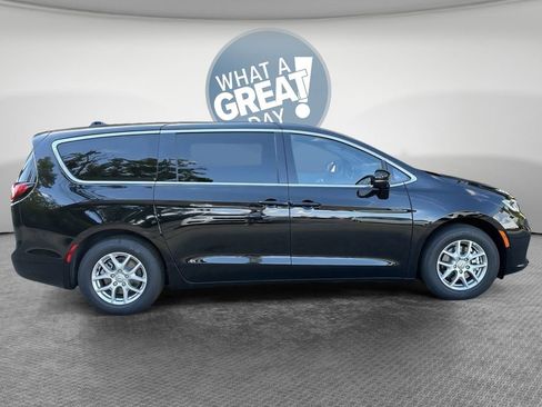 New 2026 Chrysler Pacifica Select FWD image 2