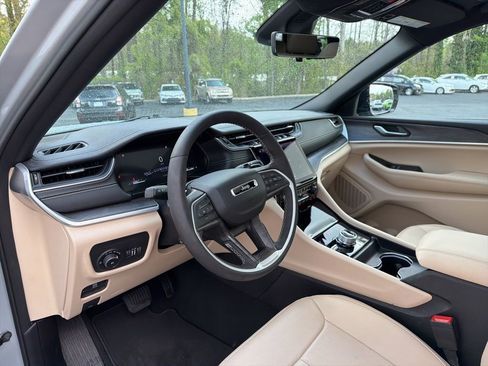 Certified 2025 Jeep Grand Cherokee L Limited w/ Luxury Tech Group II AWD/4WD image 56
