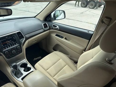 Used 2018 Jeep Grand Cherokee Laredo AWD/4WD image 21