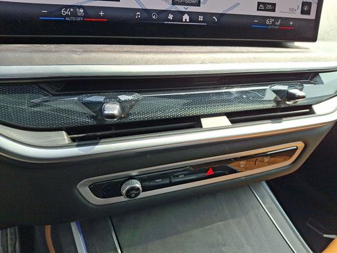 Used 2025 BMW X7 xDrive40i w/ M Sport Package AWD/4WD image 16