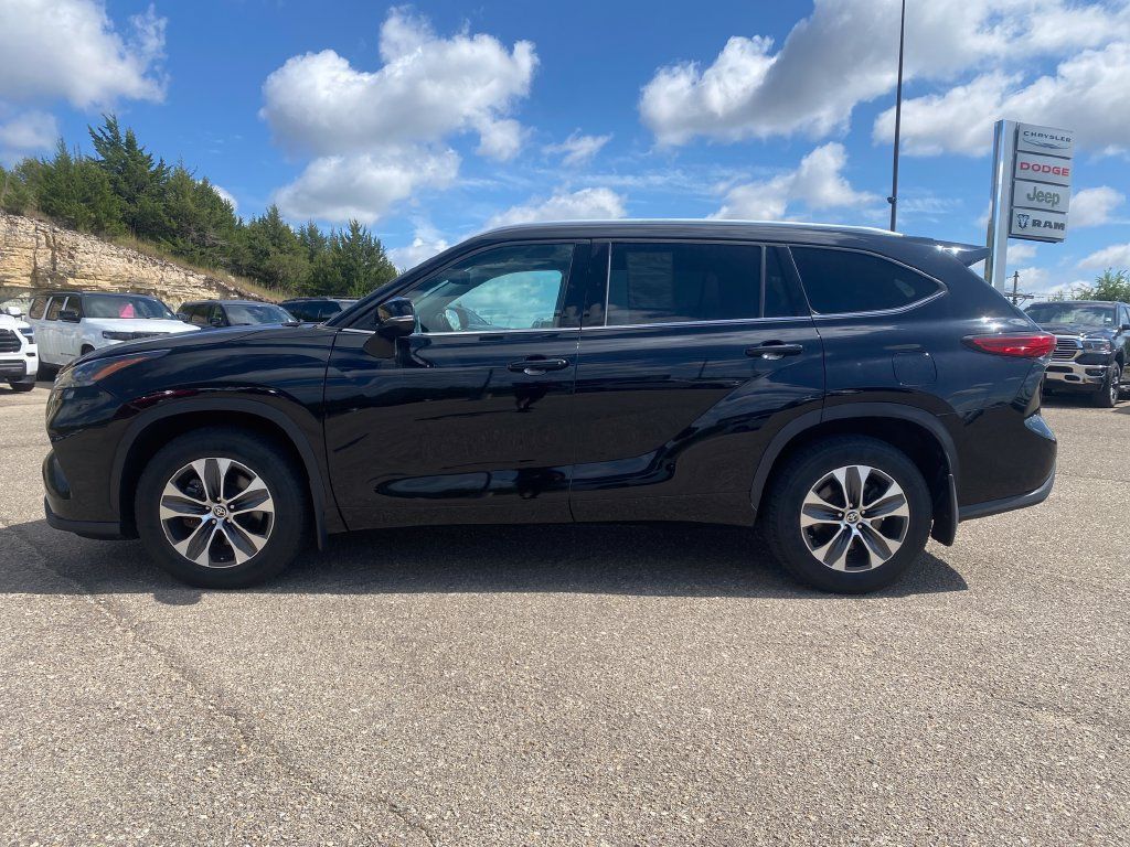 Used 2021 Toyota Highlander XLE AWD/4WD image 4