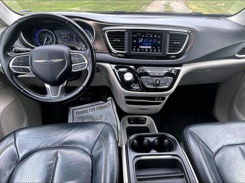 Used 2018 Chrysler Pacifica Touring-L FWD image 14
