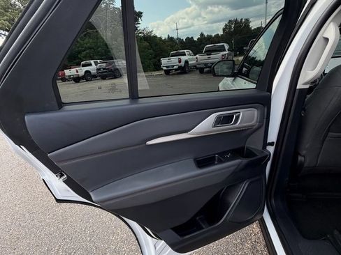 Used 2025 Ford Explorer Active AWD/4WD image 15