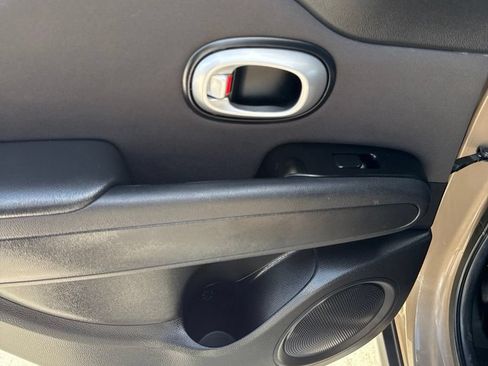 Used 2015 Kia Soul FWD image 18
