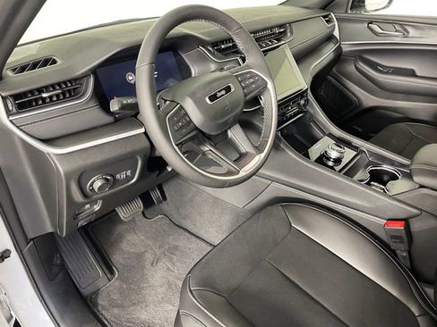 New 2025 Jeep Grand Cherokee Altitude image 2