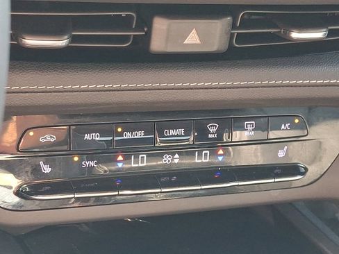 Used 2023 Buick Envision Essence image 16