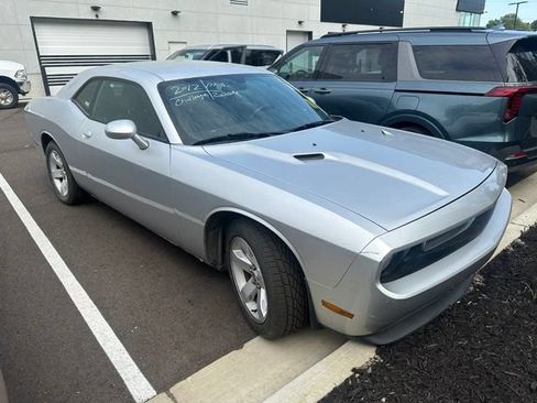 Used 2012 Dodge Challenger SXT RWD image 3