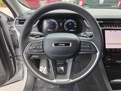 Used 2023 Jeep Grand Cherokee Limited RWD image 34