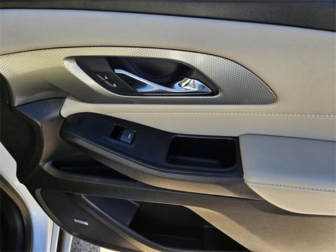 Used 2023 Chevrolet Traverse Premier image 10