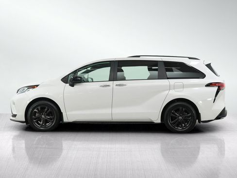 Used 2025 Toyota Sienna XSE AWD/4WD image 2
