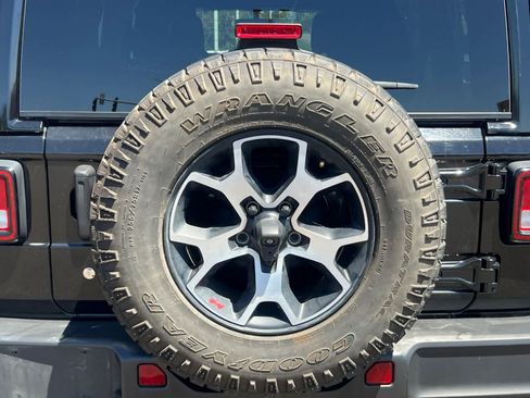 Used 2018 Jeep Wrangler Unlimited Sahara w/ Uconnect 4C Nav & Sound Group AWD/4WD image 18