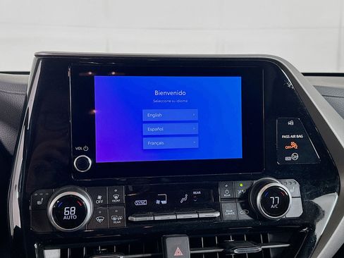 Used 2025 Toyota Highlander XLE FWD image 21