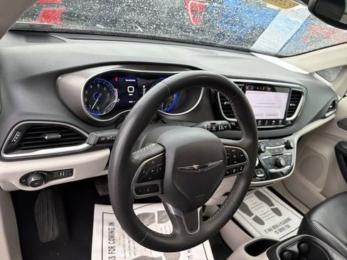 Used 2023 Chrysler Pacifica Touring-L FWD image 13