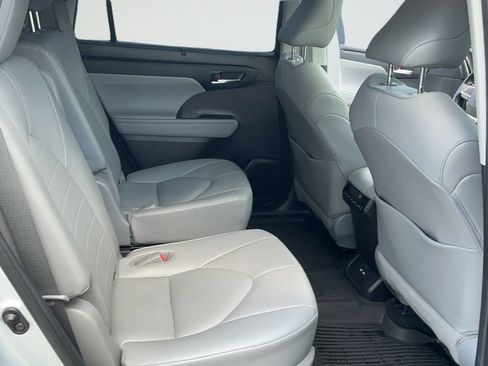 Used 2021 Toyota Highlander XLE AWD/4WD image 46