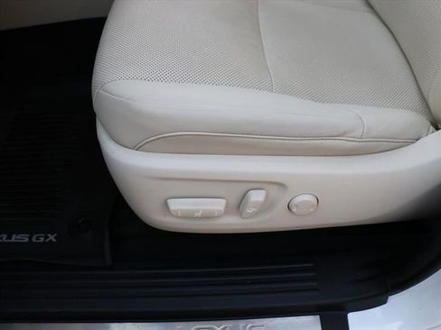 Used 2023 Lexus GX 460 Premium w/ Accessory Package image 19