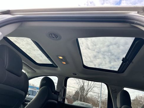 Used 2017 Chevrolet Traverse LT w/ Style and Technology Package image 24