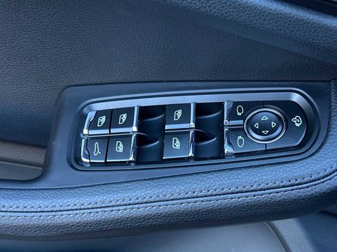 Certified 2024 Porsche Macan image 13