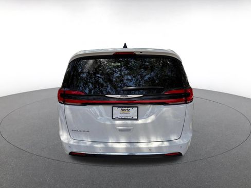 Used 2025 Chrysler Pacifica Select FWD image 6