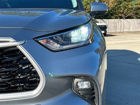 Used 2020 Toyota Highlander XLE image 12