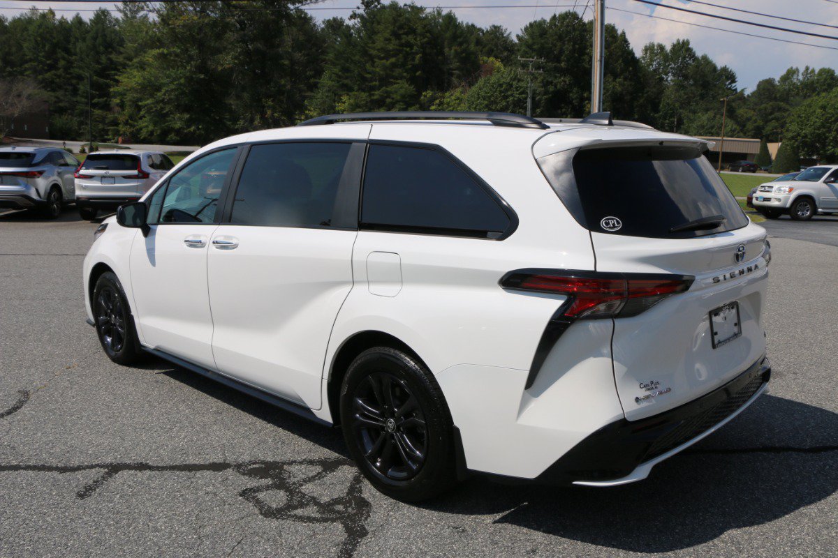 Used 2025 Toyota Sienna XSE AWD/4WD image 3