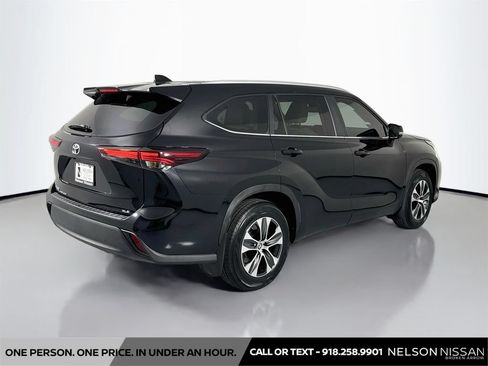 Used 2024 Toyota Highlander XLE FWD image 5