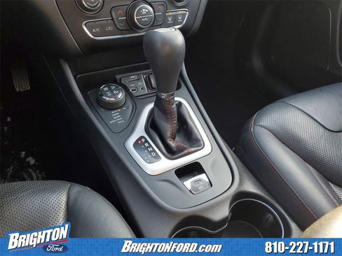 Used 2017 Jeep Cherokee Trailhawk image 30