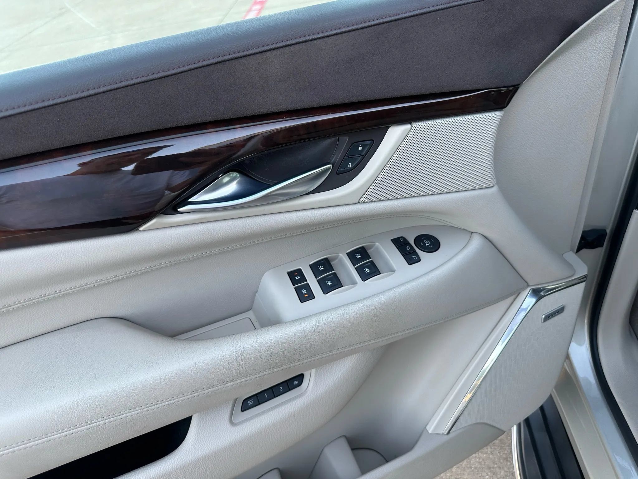 Used 2015 Cadillac Escalade Luxury AWD/4WD image 33