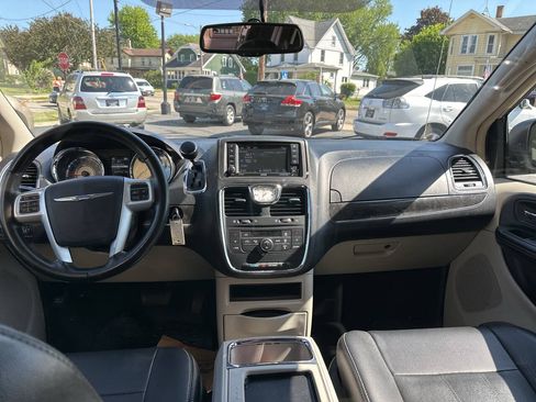 Used 2015 Chrysler Town & Country Touring FWD image 16