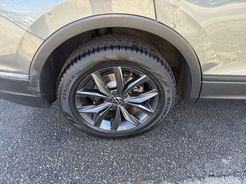 Used 2022 Volkswagen Tiguan SE w/ Panoramic Sunroof Package image 27