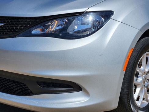 Used 2023 Chrysler Voyager LX image 10