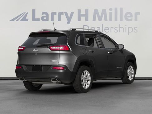 Used 2016 Jeep Cherokee Sport FWD image 2