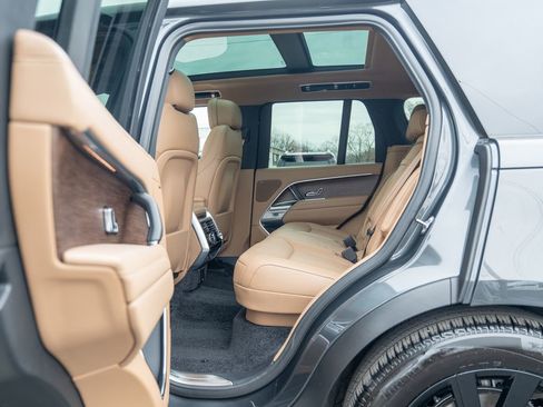 Used 2025 Land Rover Range Rover SE image 34