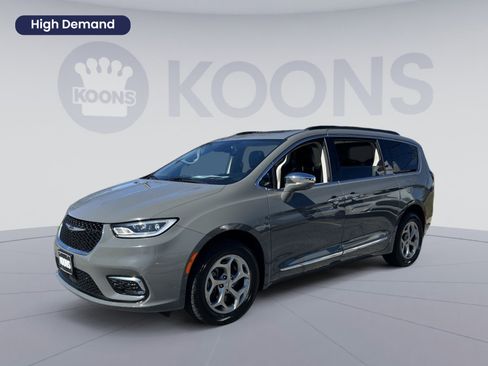 Used 2022 Chrysler Pacifica Limited image 1