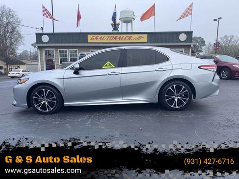 Used 2018 Toyota Camry SE image 1