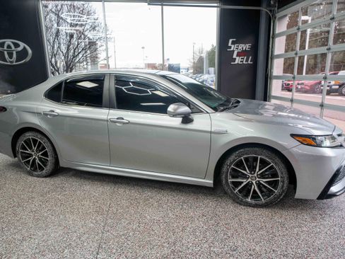 Used 2021 Toyota Camry SE image 5