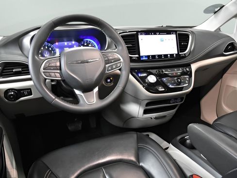 Used 2023 Chrysler Pacifica Touring-L FWD image 30