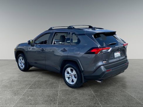 Used 2021 Toyota RAV4 XLE w/ Convenience Package FWD image 3