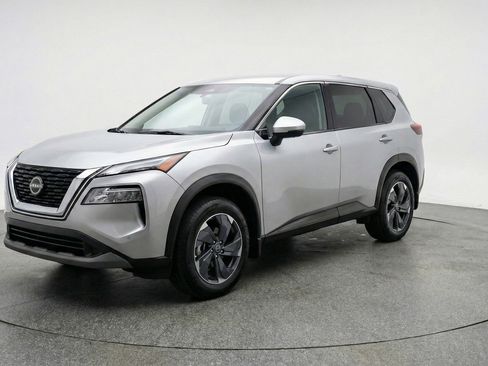 Used 2025 Nissan Rogue SV image 3