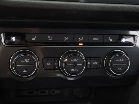 Used 2020 Volkswagen Tiguan SE image 46