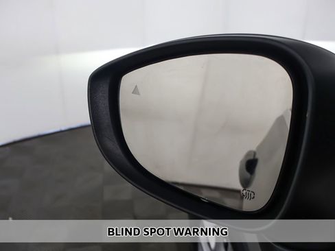 Used 2023 Chrysler Pacifica Touring-L FWD image 4