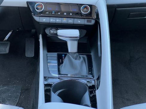 New 2025 Hyundai Elantra Limited image 24